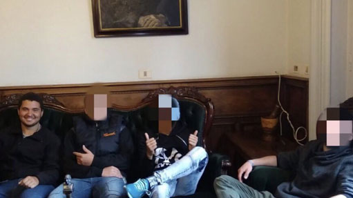 Jóvenes sentados en una oficina