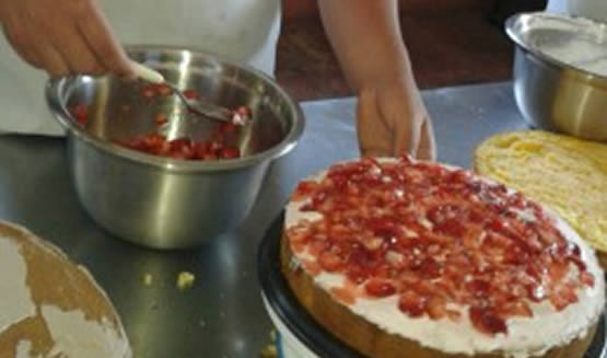 Joven preparando pizzas