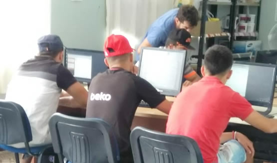 Jóvenes en taller de informática