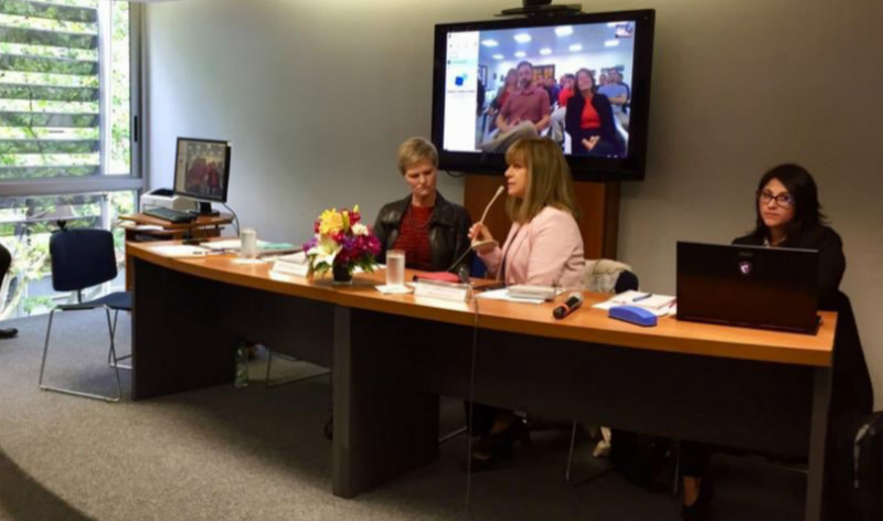 Fulco hablando a los participantes