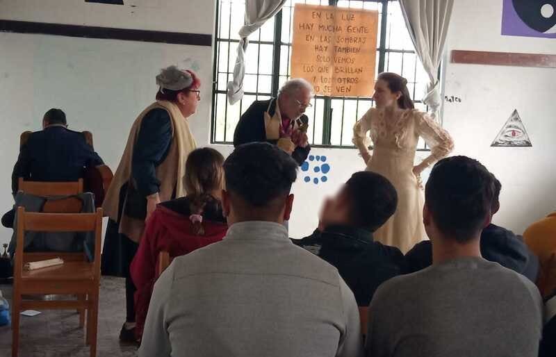 Actores y jóvenes en la obra