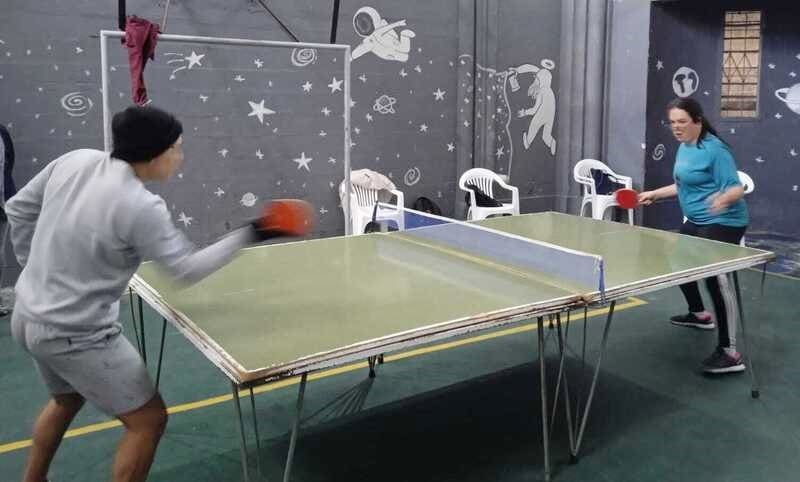 Adolescente jugando partido