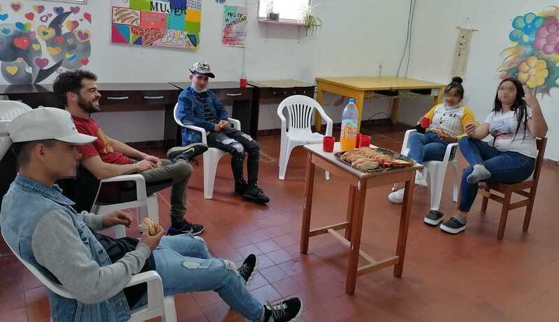 Adolescentes y profesor en una charla