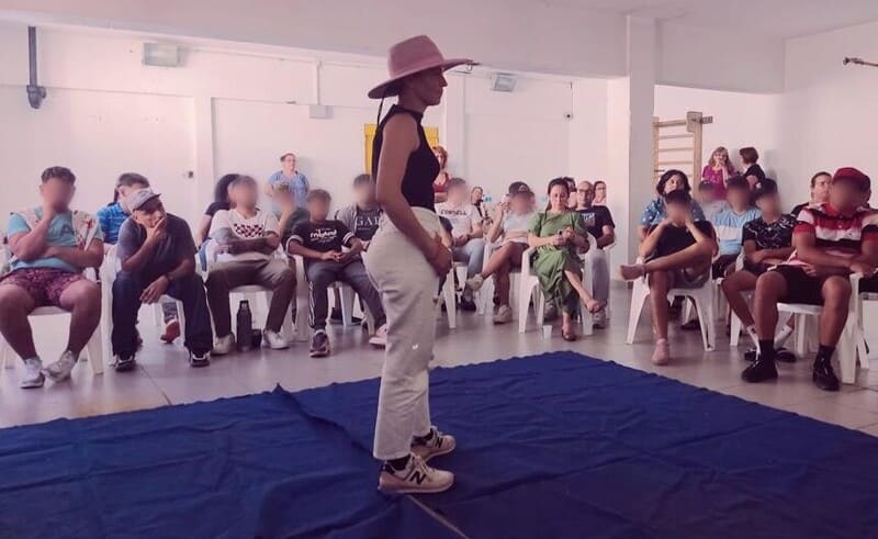 Alfonsina Maldonado con los jóvenes y educadores dando una charla
