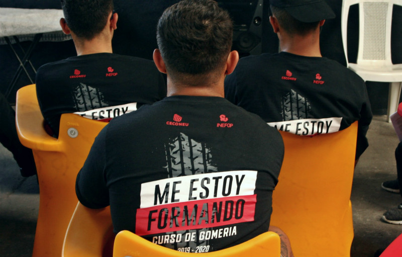 Jóvenes en clase de gomería