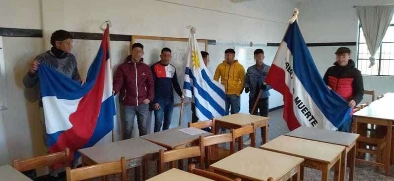 Jóvenes con las banderas