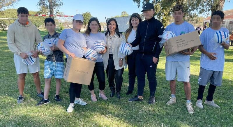 Diractoras Etcheverry y Venosa entregando pelotas