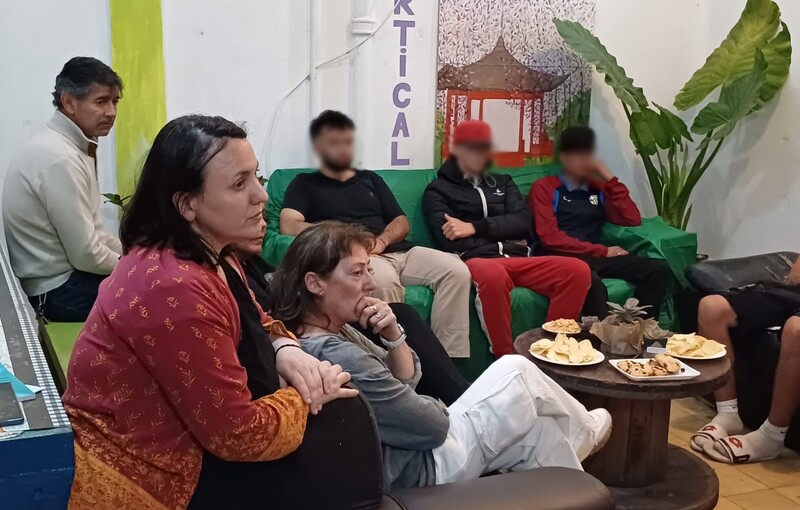 Educadores y jóvenes escuchando la charla