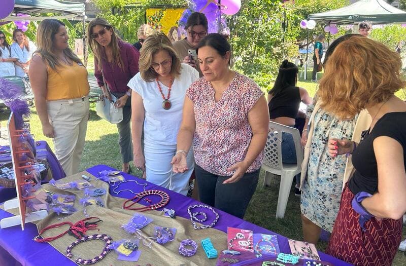 Mónica Botero visita estand de bijouterie