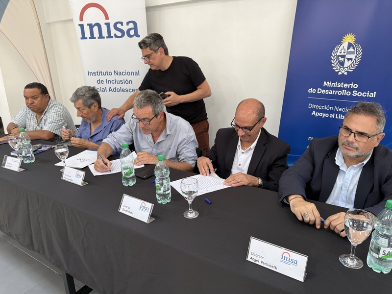 Autoridades de Inisa y Dinali firmando convenio