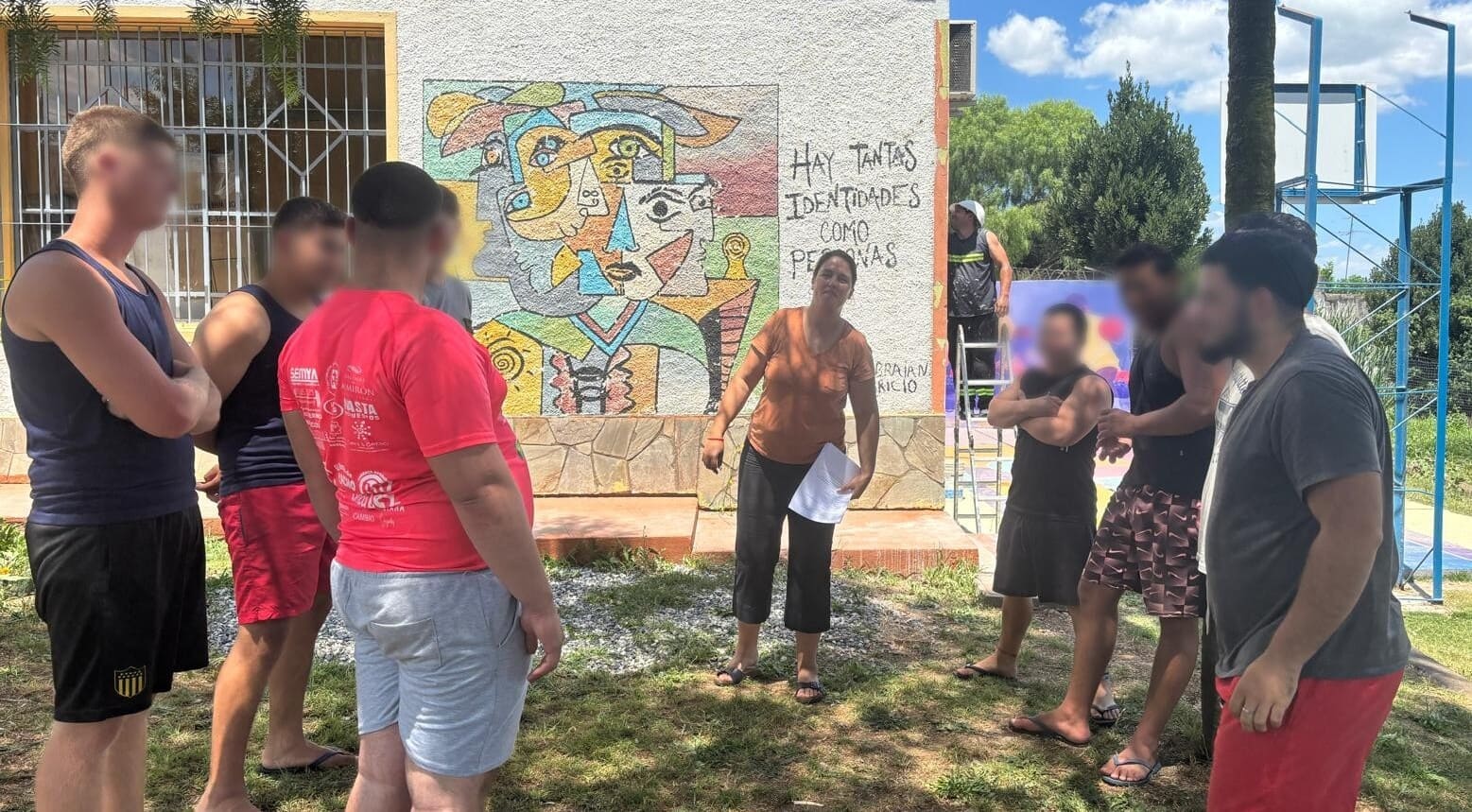 Jóvenes en rueda jugando