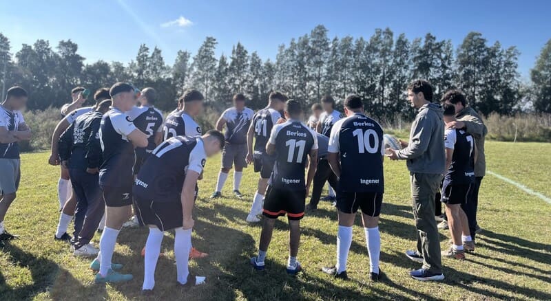 Jóvenes preparándose para el partido