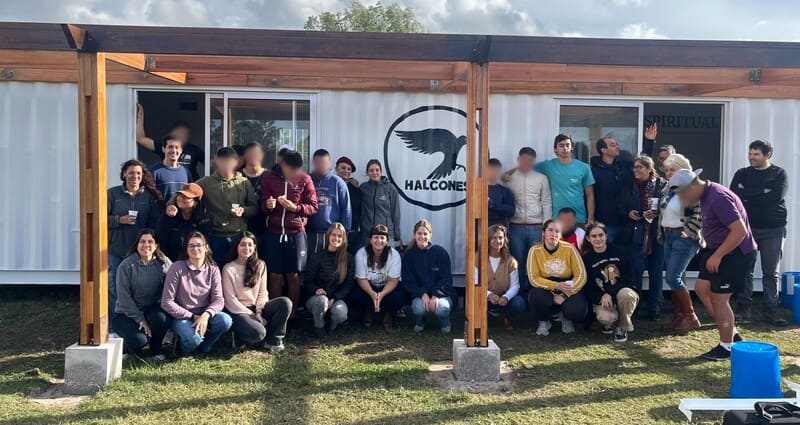 Jóvenes con voluntarios y autoridades