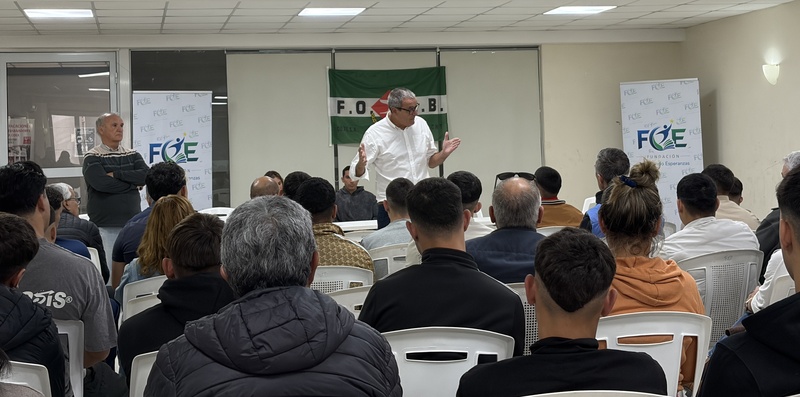 Richard Read y Saavedra hablando a los jóvenes