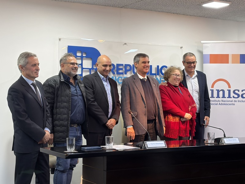 Autoridades paradas detrás de una mesa