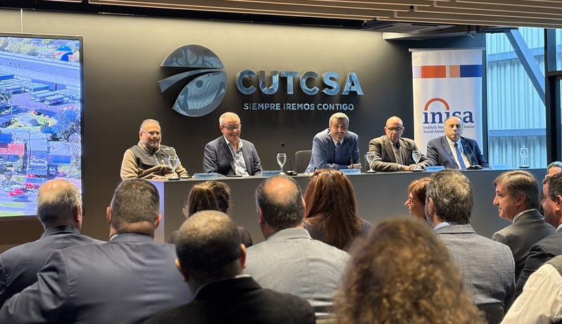 Directorio, autoridades de Cutcsa sentados frente al público