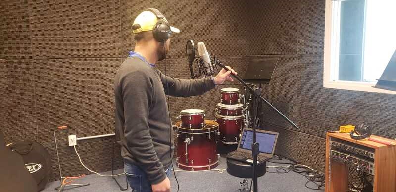 Joven en el estudio de grabación