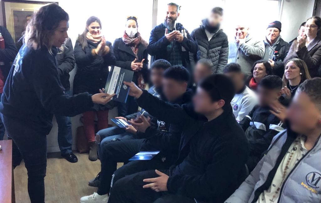 Joven recibiendo diploma