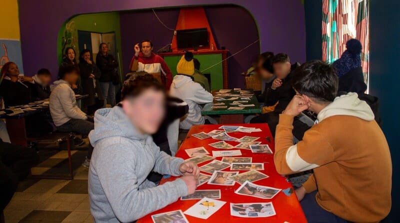 Jóvenes con fotografías sobre la mesa