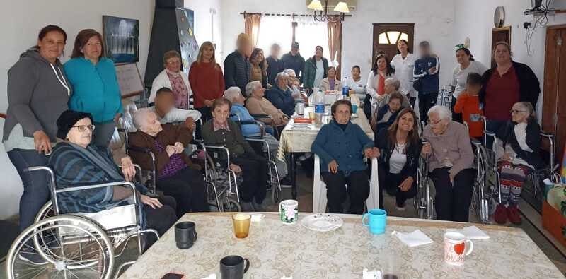 Jóvenes, educadores, ancianos y personal