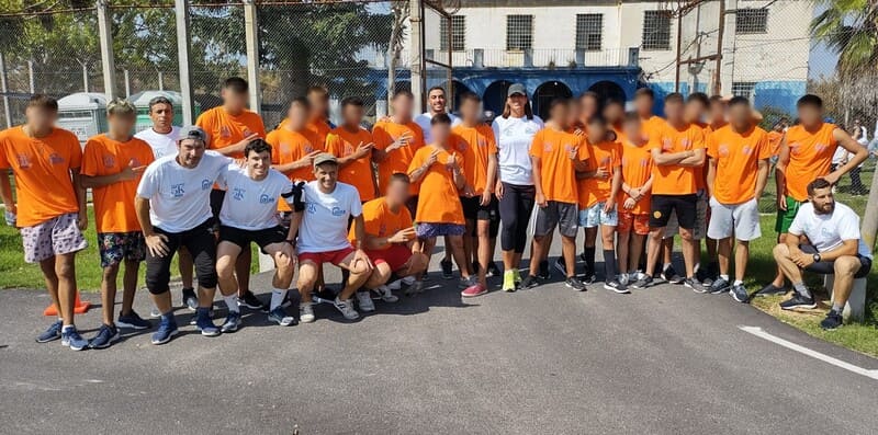 Jóvenes, educadores y Rosanna de Olivera prontos para la correcaminata