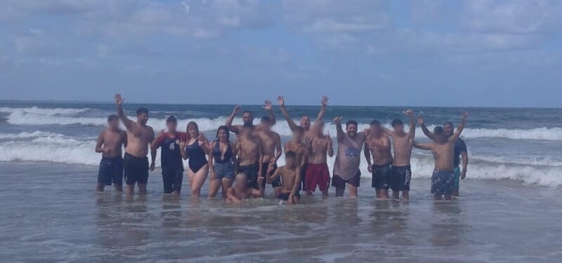 Jóvenes en el agua de la playa