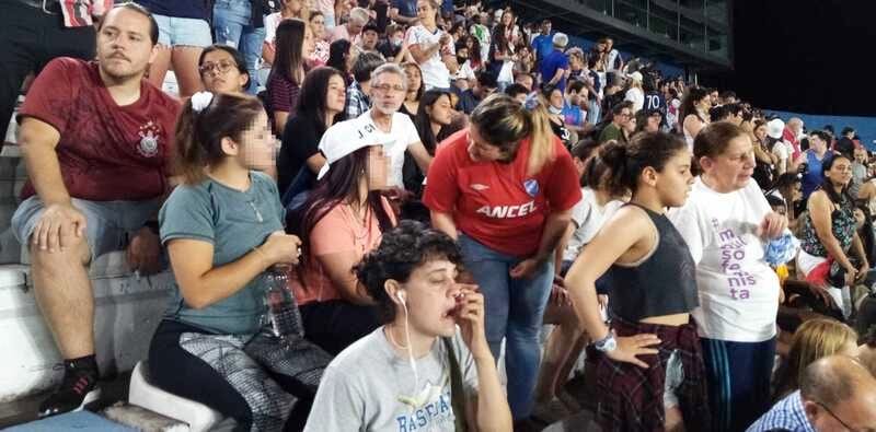 Jóvenes en la tribuna del estadio
