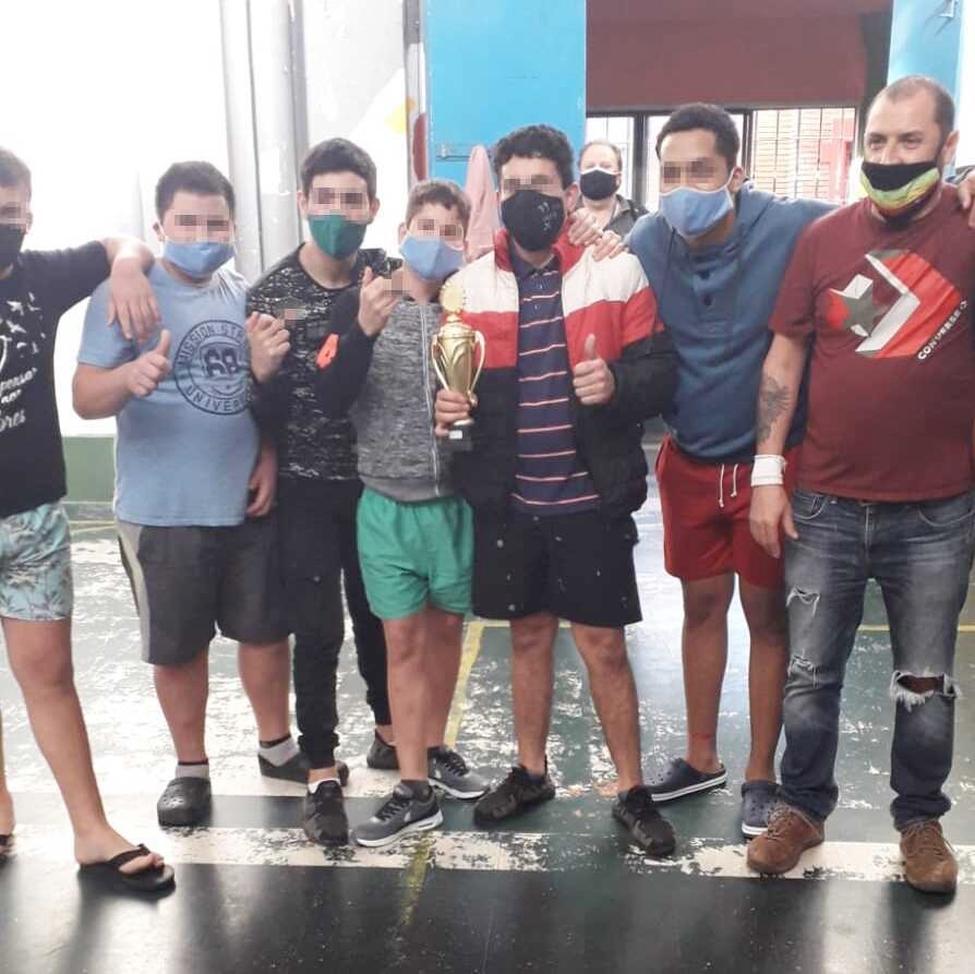 Jóvenes exhibiendo los trofeos