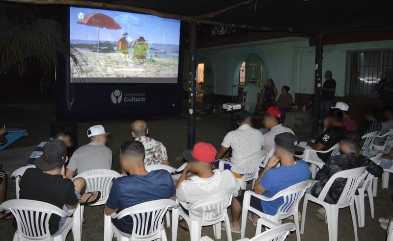 Jóvenes reunidos mirando la película