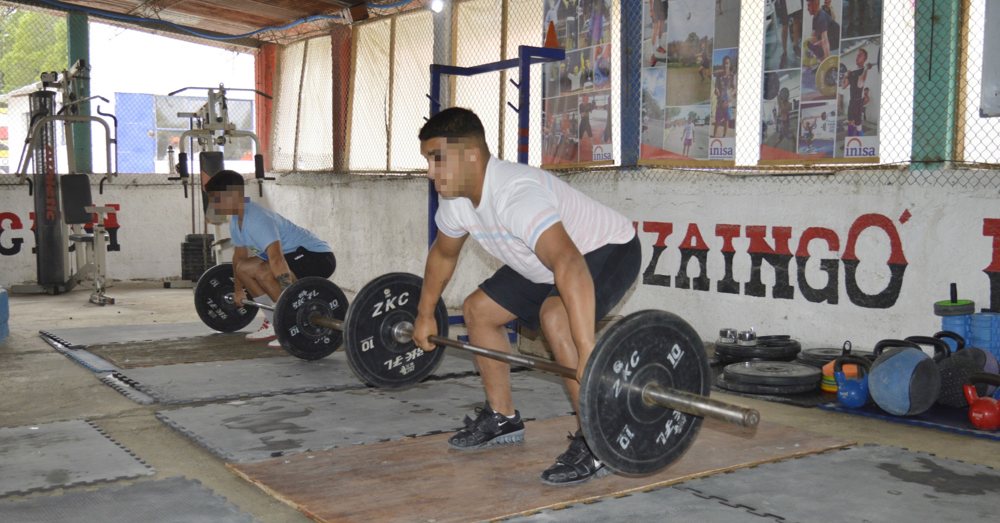 Joven levantando pesas