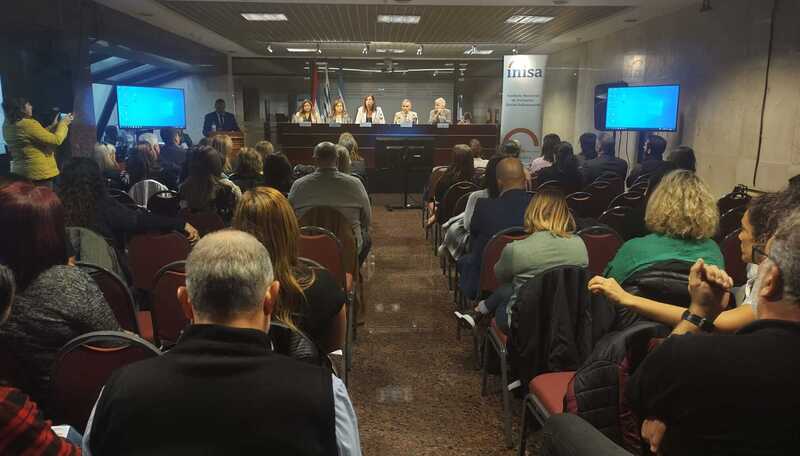 Mesa con ponentes y publico presente