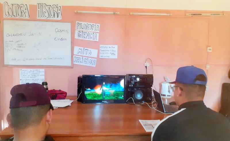 Jóvenes mirando video