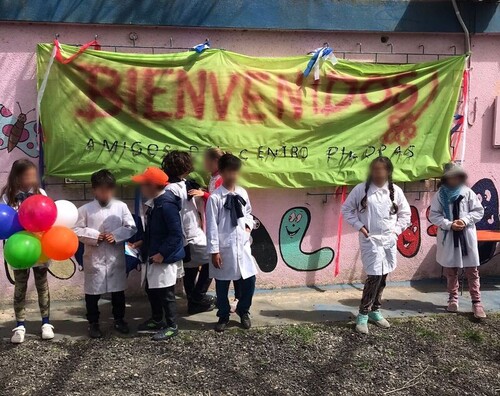 Niños de la escuela dando la bienvenida