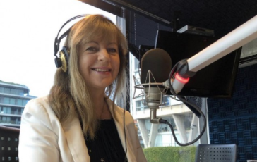 Foto de la presidente Gabriela Fulco en la radio