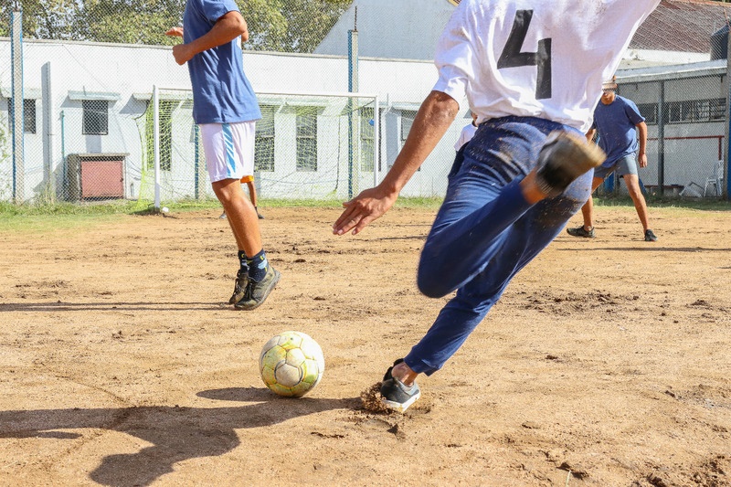 Joven pegando a la pelota