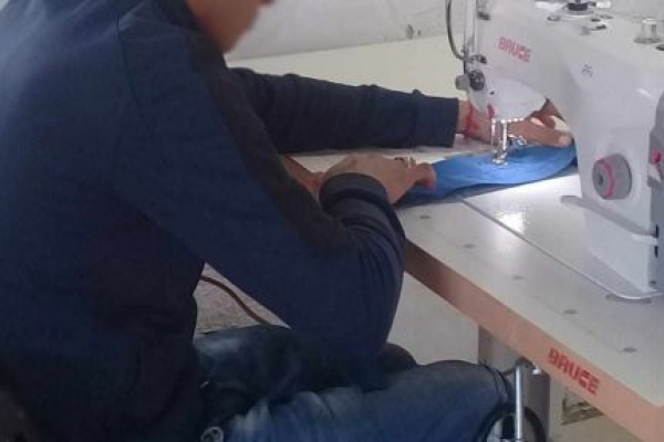 adolescente cosiendo con máquina de coser