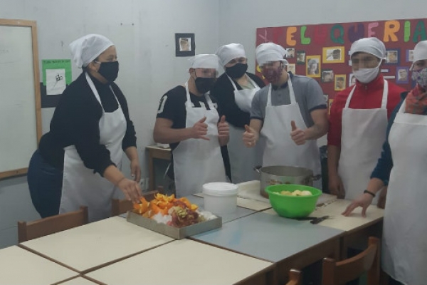 jovenes-en-la-cocinaAA181296-C435-B05A-0D5D-72E9BAC1241B.jpg