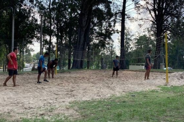 jovenes-en-el-parque-jugando-al-voleibol37AF87EC-C04B-4CEB-8AF0-B2B3FF7175F1.jpg