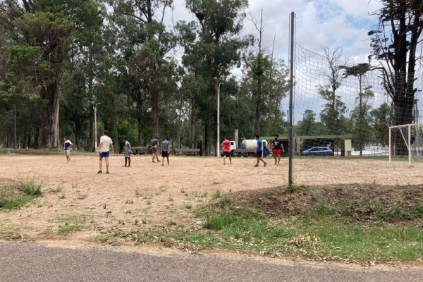 jovenes-jugando-al-futbol-en-el-parque7FA20B28-F599-299A-9334-1256F704004D.jpg