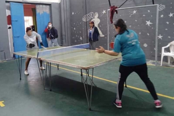 joven-jugando-tenis-mesa-con-funcionariaC0662037-6DC2-2D2F-0055-0671BCE31969.jpg