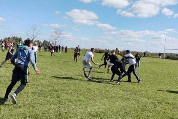 halcones-espartanos-y-jovenes-jugando-al-rugby2DEF4312-223B-4052-7BFE-2294A6176B5E.jpg