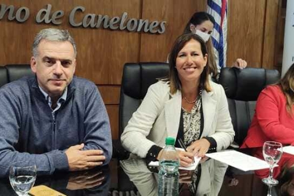 intendente-orsi-presidente-de-olivera-y-directora-venosa-firmando-convenio50D441FF-34C3-69B1-60D5-65E44A7DAF9C.jpg