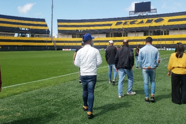 jovenes-entrando-a-la-cancha3152A53E-F29E-5CFA-A0B2-BA425CAB6460.jpg