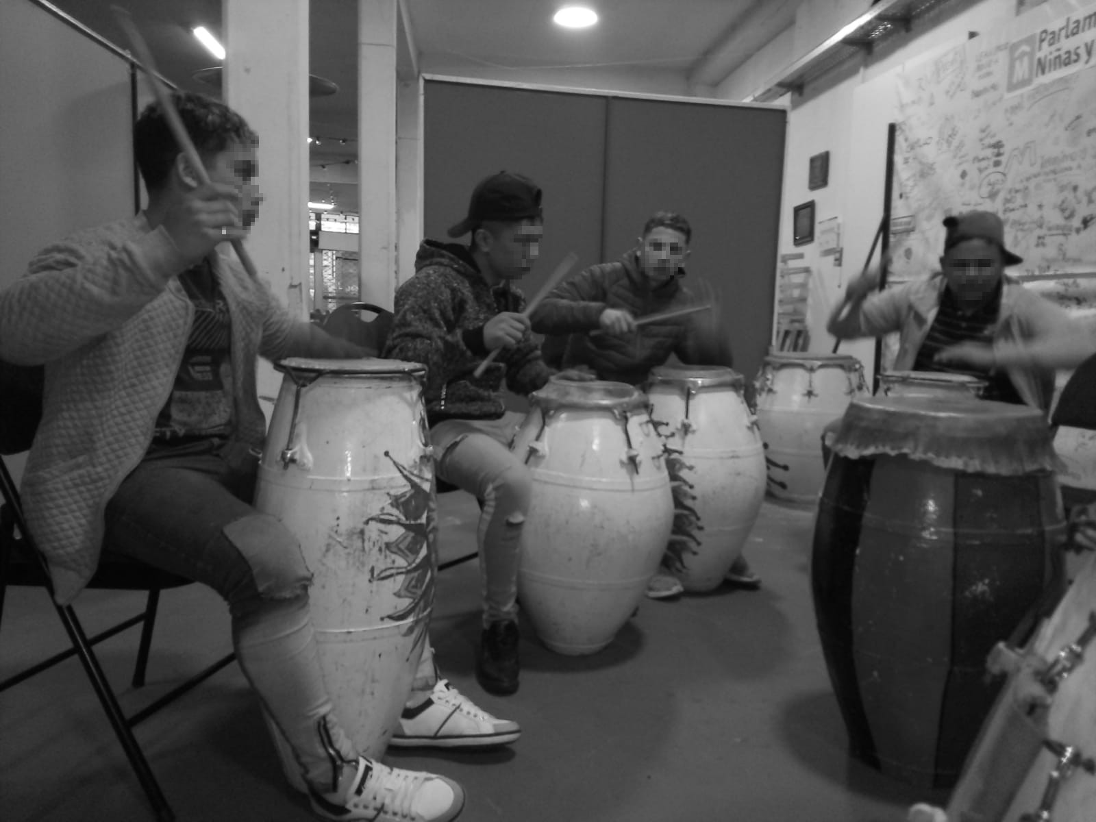 Adolescentes tocando el tamboril