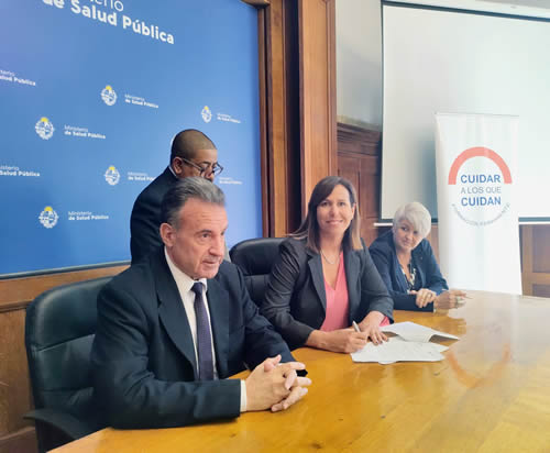 Autoridades firmando el convenio